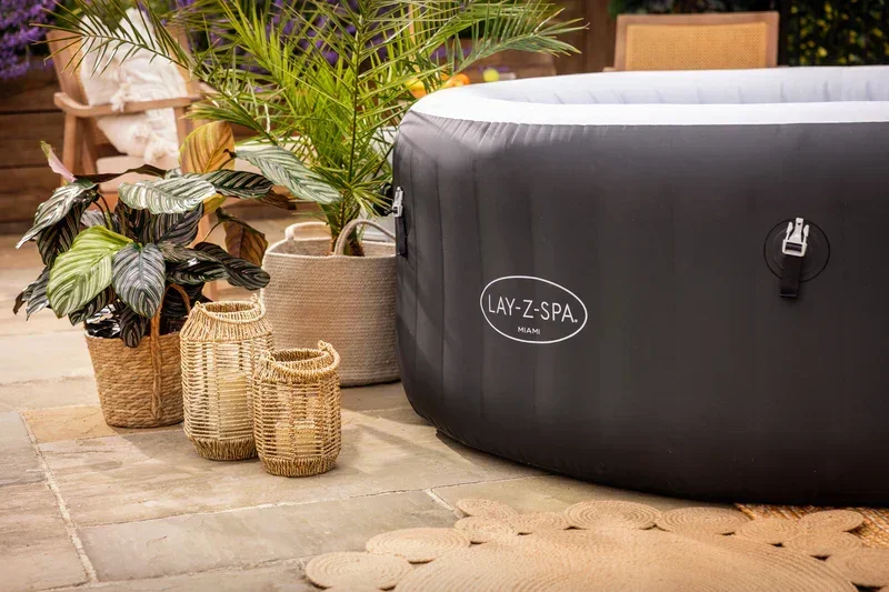 Spa Inflável 669L com Bomba - BIVOLT  Jatos Miami
